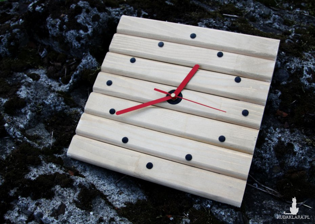 Niebanalny drewniany zegar ścienny z czerwonymi wskazówkami